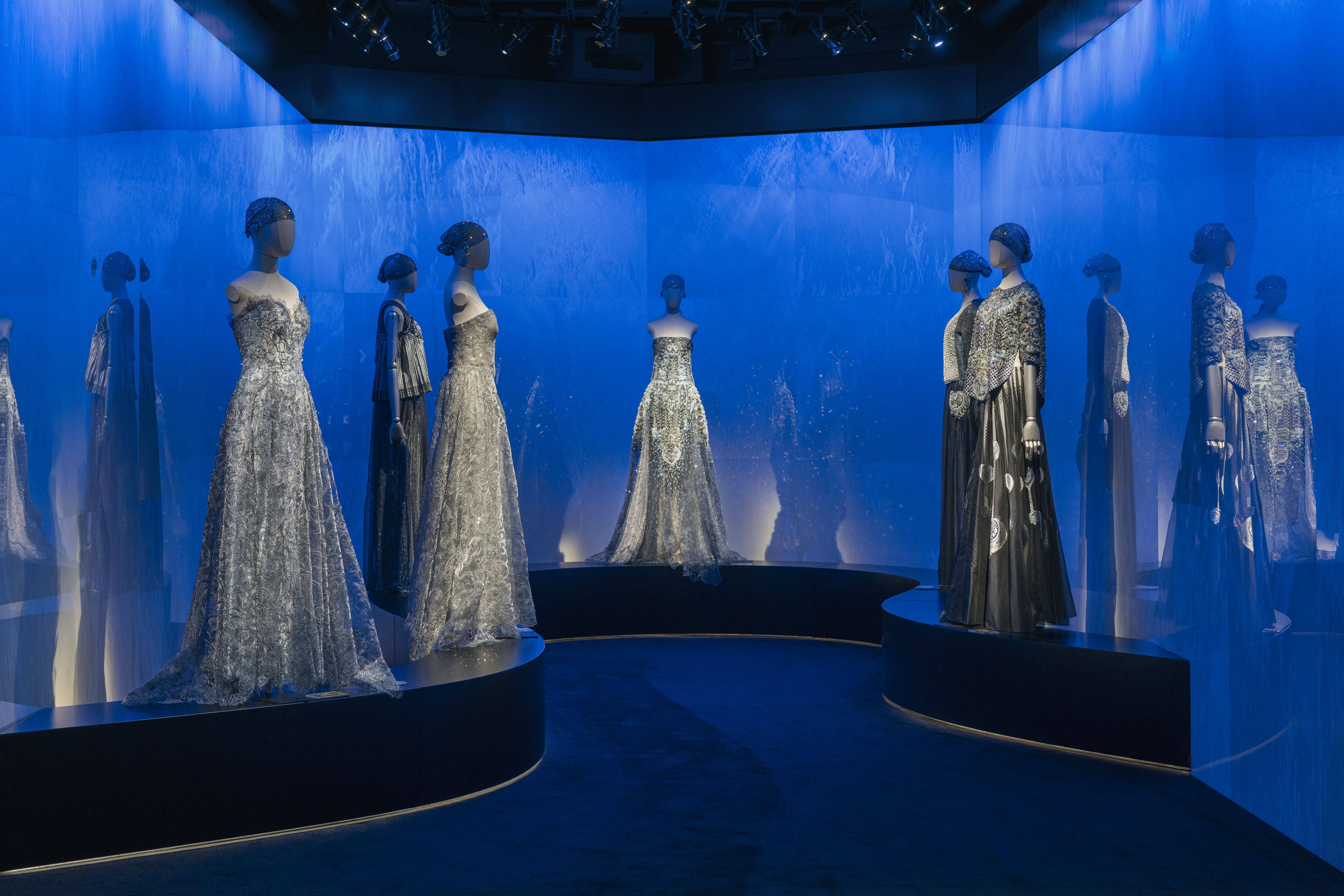 ARMANI/SILOS 全新展览启幕 Giorgio Armani Privé 2005-2025:高级定制二十周年 
