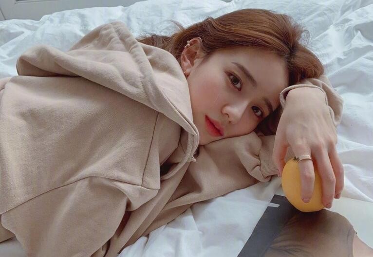 笑起来甜甜甜的小姐姐,简约慵懒的穿搭风格