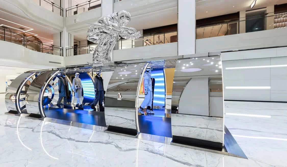 MONCLER GRENOBLE多维沉浸式装置亮相北京SKP 复现2025高雪维尔秋冬大秀震撼视界