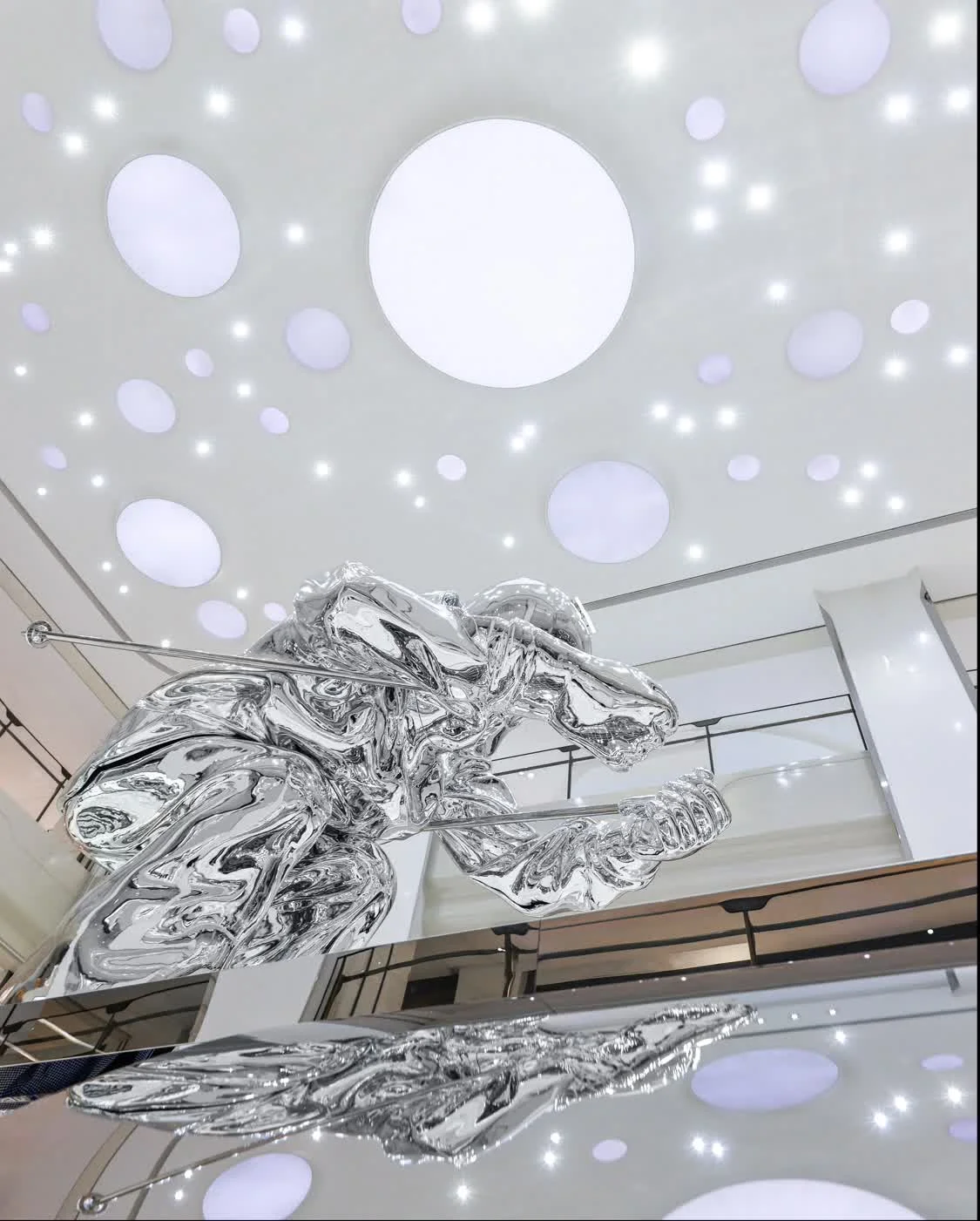 MONCLER GRENOBLE多维沉浸式装置亮相北京SKP 复现2025高雪维尔秋冬大秀震撼视界