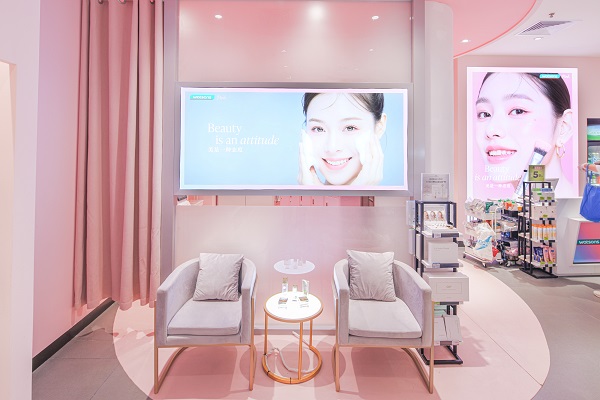 4.Watsons Pink 店内特设圆形试妆台赋予更多社交空间-1.jpg