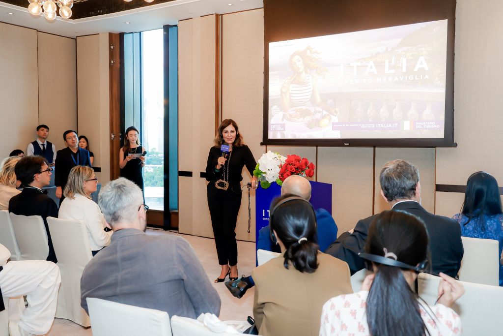 意大利旅游部长达妮埃拉•桑坦凯在香港推介意大利“通往非凡”旅游活动
