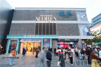 让时尚与优雅伴随每一次出发——爱玛携手《亲密的奥黛丽·赫本》展览诠释时尚真谛