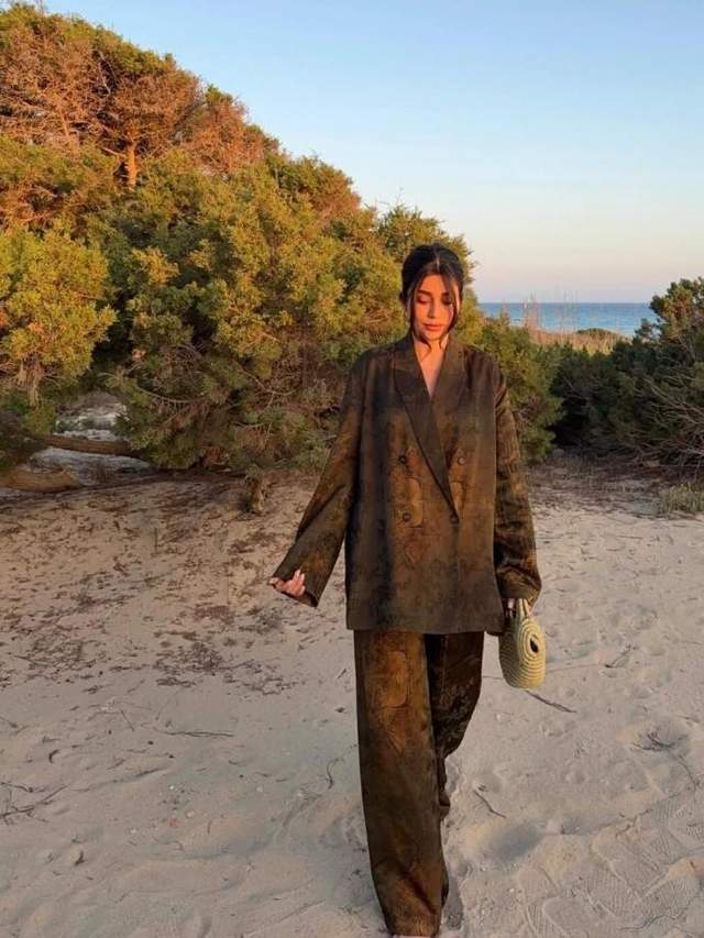 2025年10月20-23日，第33届深圳礼品家居展于深圳国际会展中心举办，展会同期进行的2025中国礼业高峰论坛上，展会主办方励展华博第三次携手国际知名咨询公司凯度重磅首发《2026年中国礼品行业展望白皮书》，以下简称《白皮书》。励展华博副总裁谌莉现场对白皮书做了隆重发布和专业解读。    《白皮书》从行业现状盘点到发展趋势展望再到细分市场洞察，从三个方面揭示了礼业现状及未来市场趋势，帮助业者精准把握消费者需求及偏好变化，把握市场机会并及时规避风险。    行业现状：价值重构与效率革命并行，质价比成核心