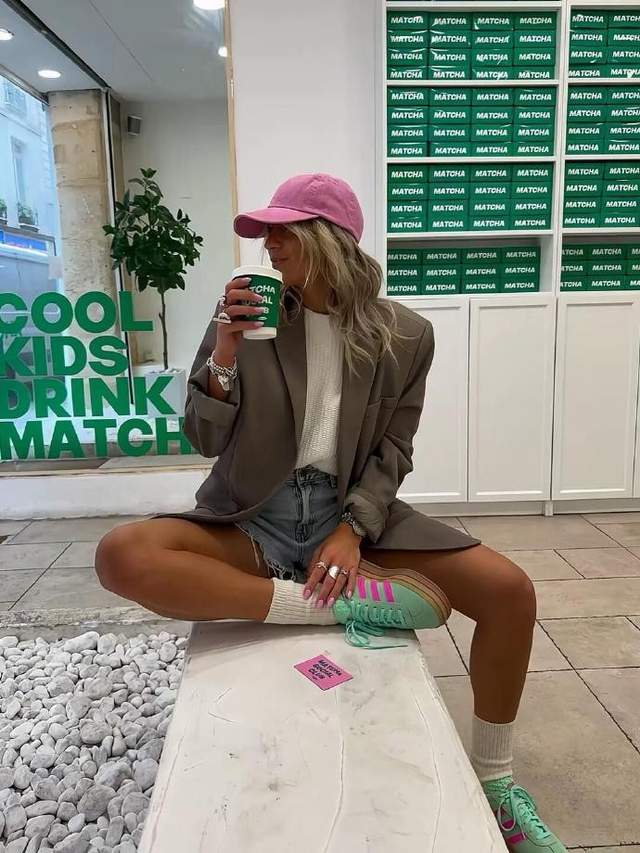 ins时尚博主的新年色彩美学：避开红色，照样穿出节日腔调