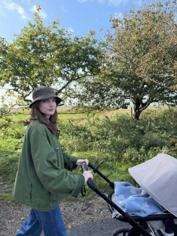 ins时尚博主Style|春节带娃炸街 妈妈的清冷系年味穿搭指南