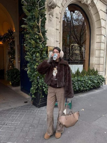 冬日氛围感拉满!ins时尚博主anneorion 教你穿好棕蓝白三色