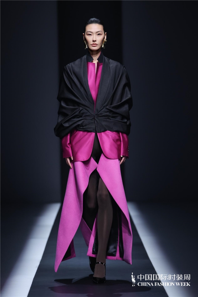 探寻内在力量：乙乙国际以时装解构“规则下的自我” 