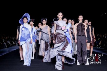 HERE奇梦岛完成关键一役：WAKUKU从潮玩IP蜕变为时尚符号