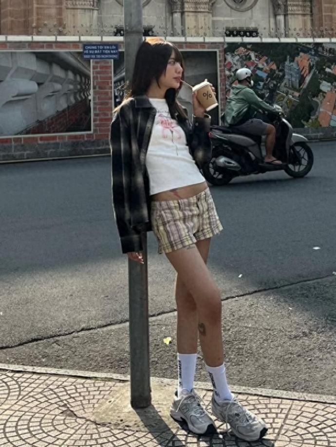 街头风怎么穿不浮夸?ins时尚博主的松弛感穿搭教科书