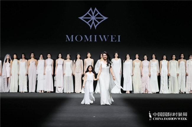MOMIWEI摩米薇「山与海」高定秀登陆中国国际时装周｜解锁新时代女性的刚柔美学
