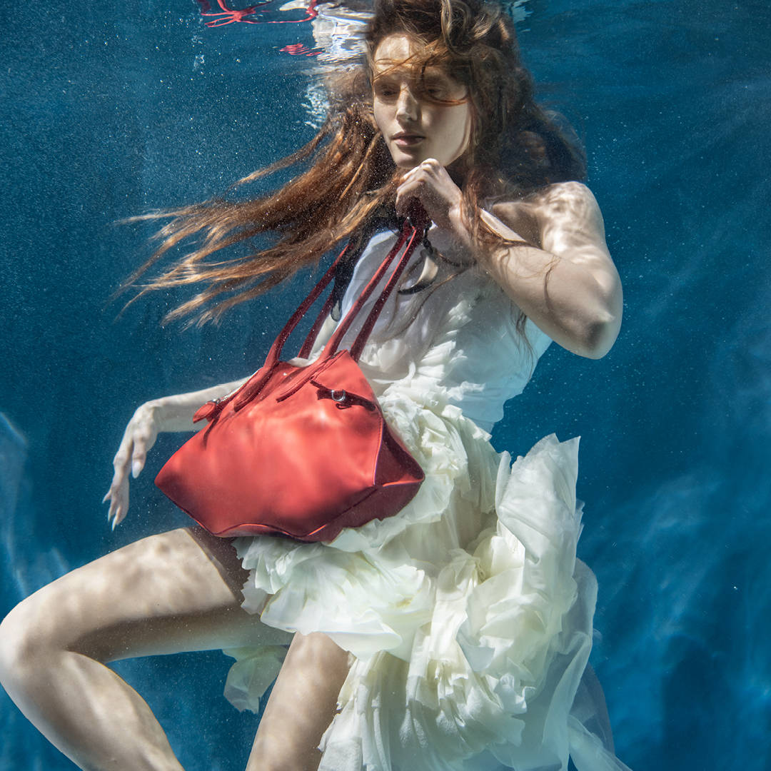 McQUEEN S26 MANTA BAG CAMPAIGN DIGITAL 1080x1080PX_1.jpg