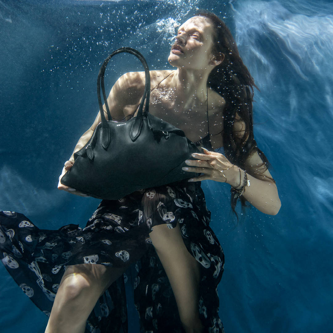 McQUEEN S26 MANTA BAG CAMPAIGN DIGITAL 1080x1080PX_2.jpg