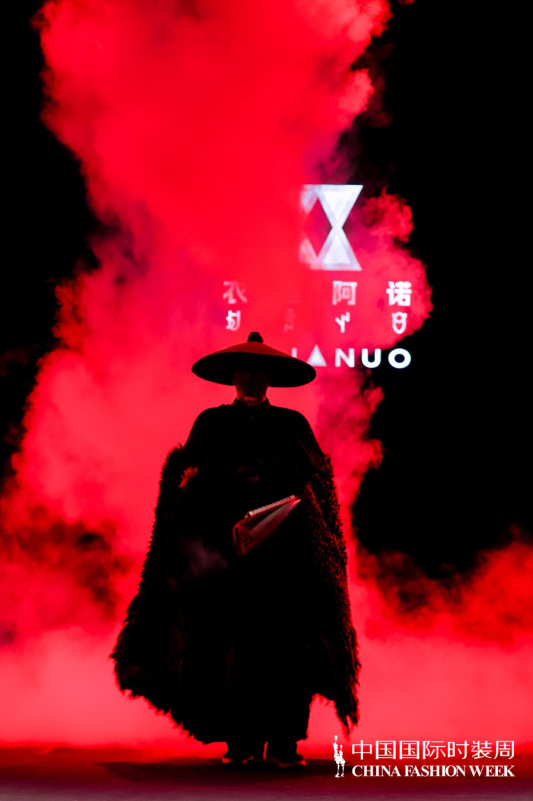 星火史诗·彝伦攸叙｜衣迪阿诺×梁燕：于衣冠秩序中重述彝族文明