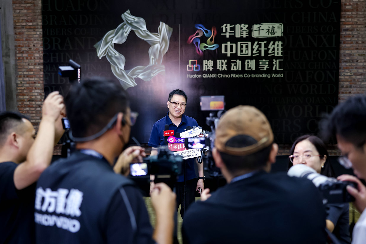图04 王总接受采访.jpg