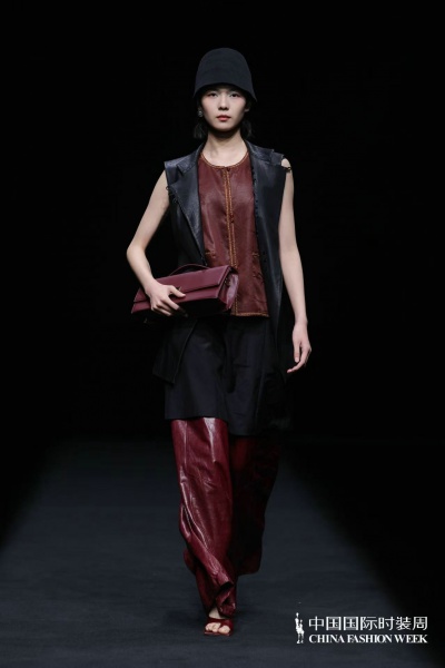 瓅锦LI JIN 绽耀中国国际时装周：纱罗织锦双非遗创新演绎东方哲思