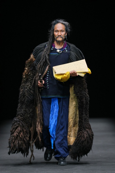 衣迪阿诺×梁燕 | 跨界携手，高校赋能凉山彝族服饰焕新